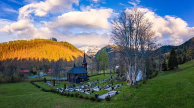 Vadileri, gölleri ve nehirleri olan güzel bir manzara.