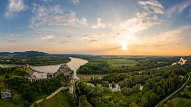 Tuna Nehri 'nin yukarısındaki Devin Kalesi Gün batımında ya da gün doğumunda