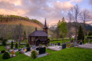 Resimli kırsaldaki ahşap eski kilise.