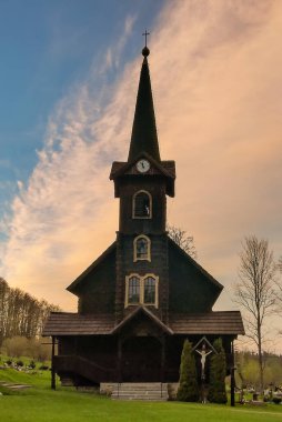 Resimli kırsaldaki ahşap eski kilise.