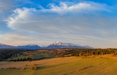 High Tatras 'ta vadileri, gölleri ve nehirleri olan güzel bir manzara.
