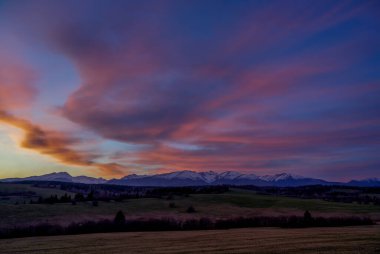 High Tatras 'ta vadileri, gölleri ve nehirleri olan güzel bir manzara.