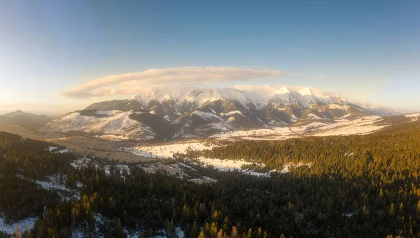 Bela paisagem com vales, lagos e rios em Tatras Alto — Fotografia de Stock