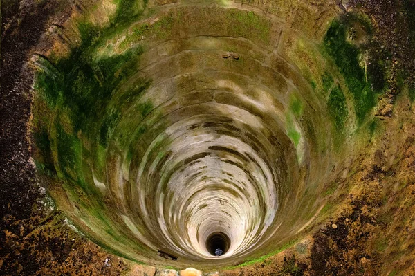 Tiefer Steinbrunnen in der Burg Roter Stein Cerveny kam — Stockfoto