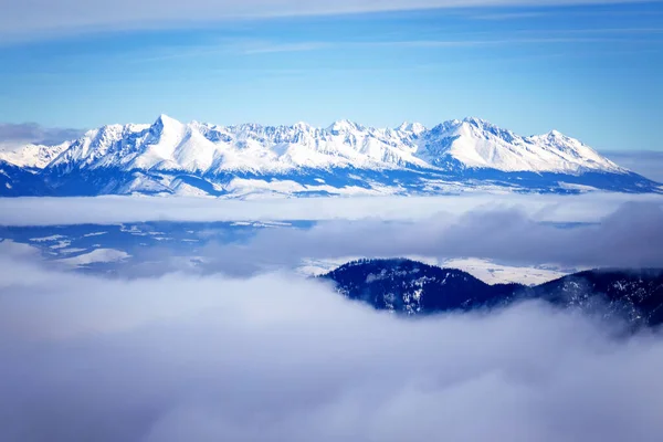 Hermoso paisaje con valles, lagos y ríos en Baja Tatras Chopok —  Fotos de Stock