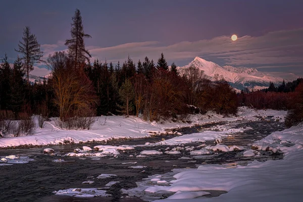 Tarcza Krivan z księżycem w pełni nad górską rzeką — Zdjęcie stockowe