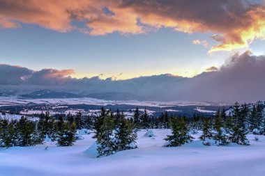 High Tatras 'ta vadileri, gölleri ve nehirleri olan güzel bir manzara.