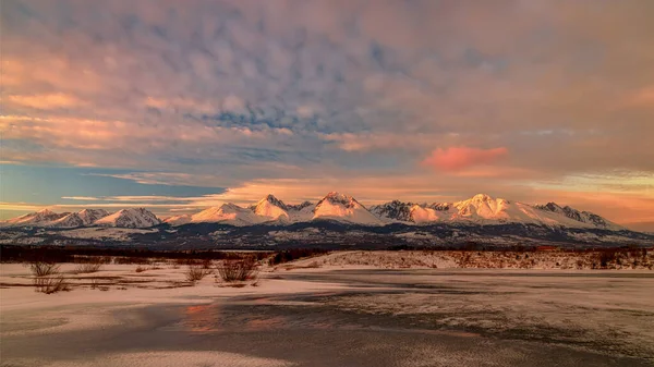 Hermoso paisaje con valles, lagos y ríos en Altos Tatras — Foto de Stock