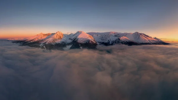 Przepiękny krajobraz z dolinami, jeziorami i rzekami w Tatrach Wysokich — Zdjęcie stockowe
