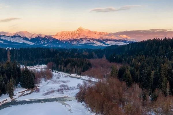 Hermoso paisaje con valles, lagos y ríos en Altos Tatras —  Fotos de Stock