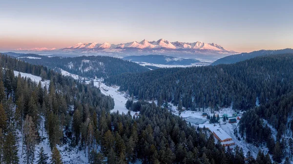 Bela paisagem com vales, lagos e rios em Tatras Alto — Fotografia de Stock