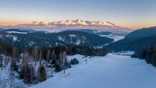 High Tatras 'ta vadileri, gölleri ve nehirleri olan güzel bir manzara. — Stok fotoğraf