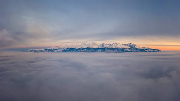 Bela paisagem com vales, lagos e rios em Tatras Alto — Fotografia de Stock