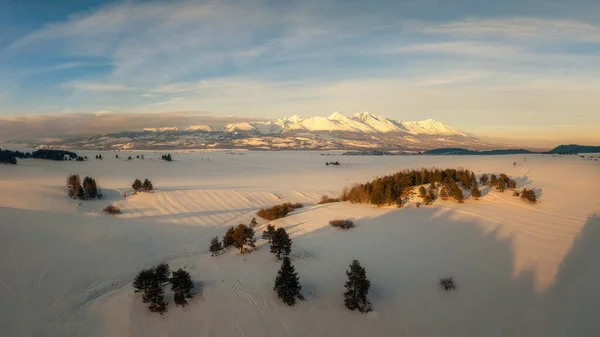 Bela paisagem com vales, lagos e rios em Tatras Alto — Fotografia de Stock