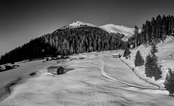 Tschey vadisi, karlı ahşap evler ve samanlıklarla dolu güzel bir manzara. — Stok fotoğraf