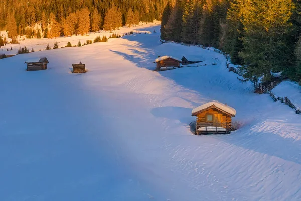 Tschey κοιλάδα, όμορφο τοπίο με χιονισμένα ξύλινα παλιά σπίτια και άχυρα — Φωτογραφία Αρχείου