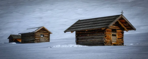 Tschey κοιλάδα, όμορφο τοπίο με χιονισμένα ξύλινα παλιά σπίτια και άχυρα — Φωτογραφία Αρχείου