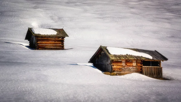 Долина Цзи, мальовничий краєвид з сніжно - дерев "яними старими будинками та сірниками. — стокове фото