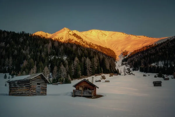 Tschey vadisi, karlı ahşap evler ve samanlıklarla dolu güzel bir manzara. — Stok fotoğraf