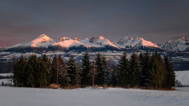 High Tatras 'ta vadileri, gölleri ve nehirleri olan güzel bir manzara.