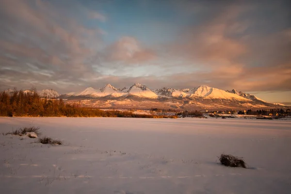 Vakkert landskap med daler, innsjøer og elver i High Tatras – stockfoto