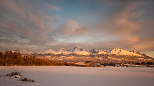 Hermoso paisaje con valles, lagos y ríos en Altos Tatras —  Fotos de Stock