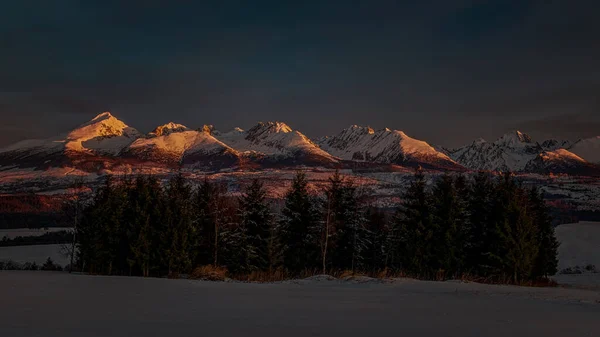 Wunderschöne Landschaft mit Tälern, Seen und Flüssen in der Hohen Tatra — Stockfoto