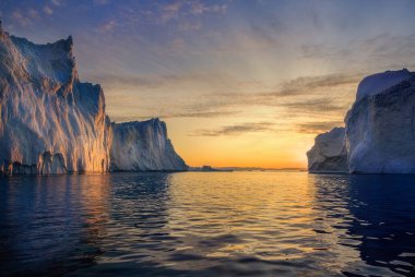 Grönland Ilulissat buzulları kutup gecesinde okyanusta