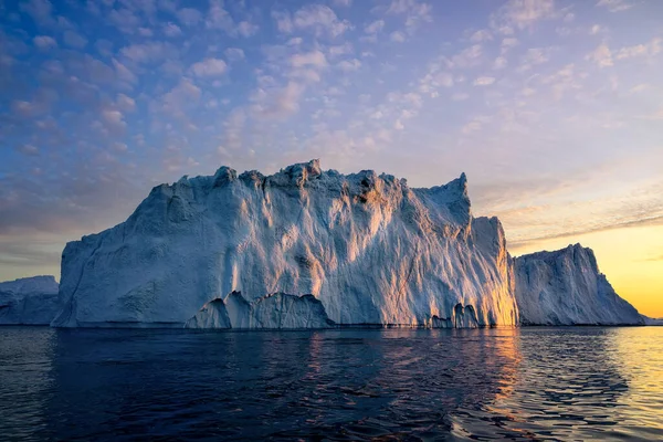 Παγετώνες Ilulissat Γροιλανδίας στον ωκεανό την πολική νύχτα — Φωτογραφία Αρχείου