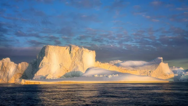 Παγετώνες Ilulissat Γροιλανδίας στον ωκεανό την πολική νύχτα — Φωτογραφία Αρχείου