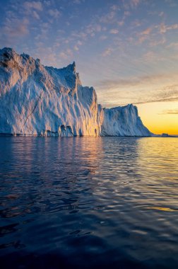Grönland Ilulissat buzulları kutup gecesinde okyanusta