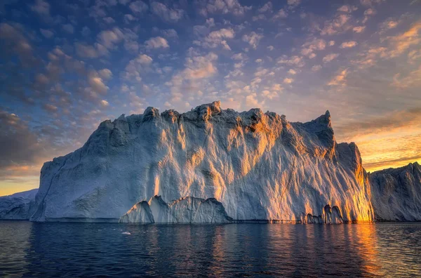 Grönland Ilulissat buzulları kutup gecesinde okyanusta — Stok fotoğraf