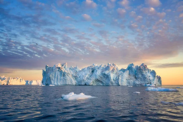 Παγετώνες Ilulissat Γροιλανδίας στον ωκεανό την πολική νύχτα — Φωτογραφία Αρχείου