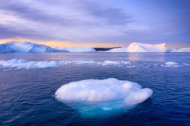 Grönland Ilulissat buzulları kutup gecesinde okyanusta