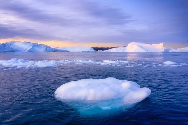 Παγετώνες Ilulissat Γροιλανδίας στον ωκεανό την πολική νύχτα — Φωτογραφία Αρχείου