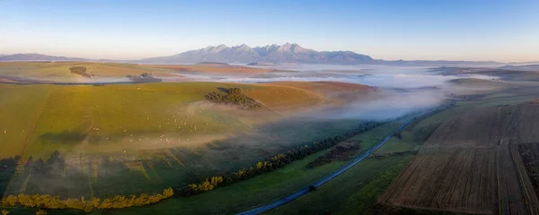 Przepiękny krajobraz z dolinami, jeziorami i rzekami w Tatrach Wysokich we mgle — Zdjęcie stockowe