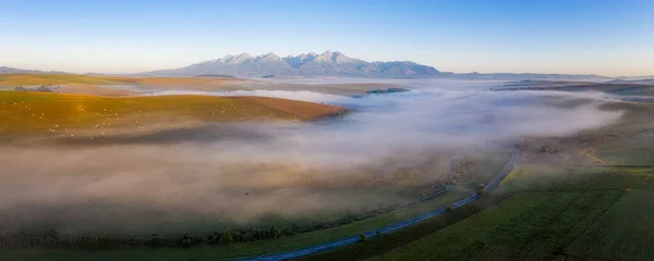 Przepiękny krajobraz z dolinami, jeziorami i rzekami w Tatrach Wysokich we mgle — Zdjęcie stockowe