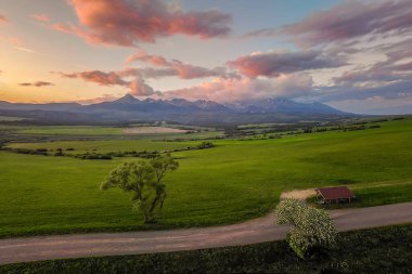 High Tatras 'ta vadileri, gölleri ve nehirleri olan güzel bir manzara.