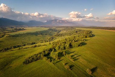 High Tatras 'ta vadileri, gölleri ve nehirleri olan güzel bir manzara.