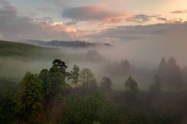 Vadileri, gölleri ve sisli nehirleri olan güzel bir manzara.