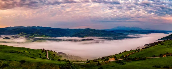 Bellissimo paesaggio con valli, laghi e fiumi nella nebbia — Foto Stock