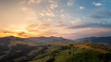 High Tatras 'ta vadileri, gölleri ve nehirleri olan güzel bir manzara.