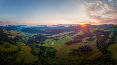 High Tatras 'ta vadileri, gölleri ve nehirleri olan güzel bir manzara.