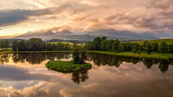 High Tatras 'ta vadileri, gölleri ve nehirleri olan güzel bir manzara.