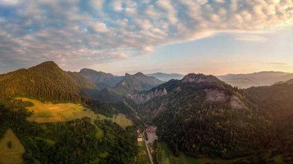 Красивый пейзаж с долинами, озерами и реками в Высоких Татрах — стоковое фото