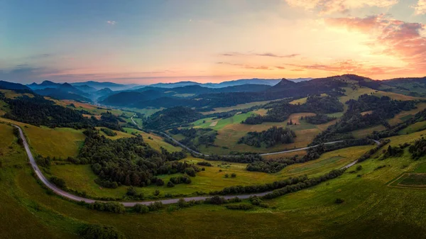 Vackert landskap med dalar, sjöar och floder i Tatrabergen — Stockfoto