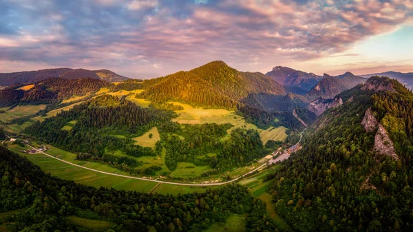 Przepiękny krajobraz z dolinami, jeziorami i rzekami w Tatrach Wysokich — Zdjęcie stockowe