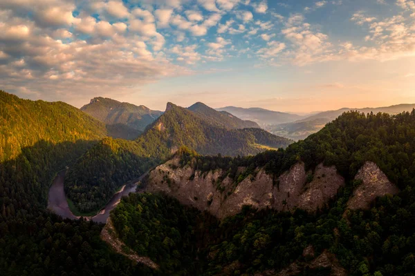 Красивый пейзаж с долинами, озерами и реками в Высоких Татрах — стоковое фото