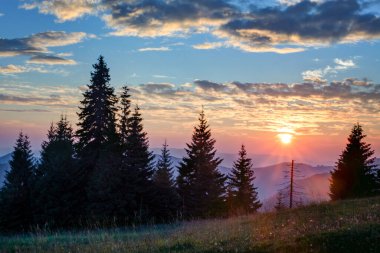 Büyük Fatra 'da vadileri, gölleri ve nehirleri olan güzel bir manzara.