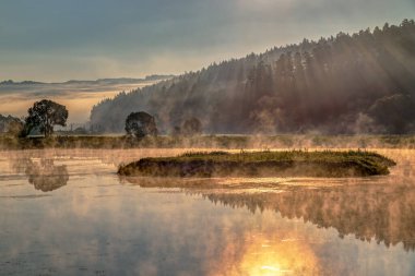 High Tatras 'ta vadileri, gölleri ve nehirleri olan güzel bir manzara.